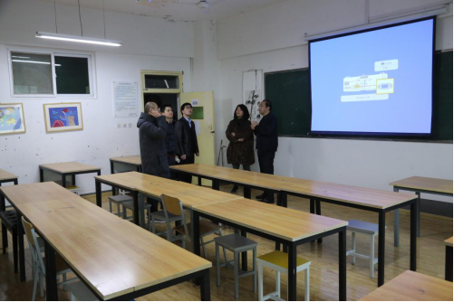 检查组检查教室及教学设备