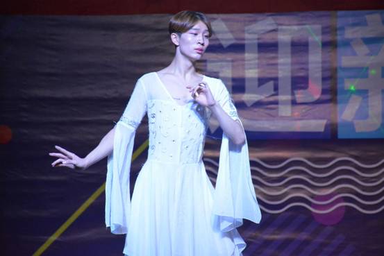 舞蹈系白梓汐演绎《雨碎江南》