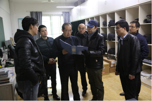 检查组检查教学设备管理情况