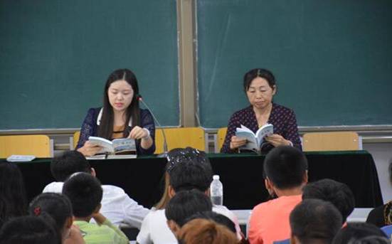 陕西艺术职业学院影视系党支部副书记胡丽娟(右)为新生作网络安全知识宣讲