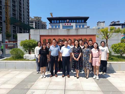 一群人站在建筑前描述已自动生成