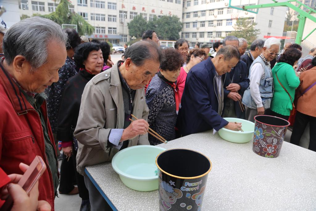 我院离退休教职工参加“筷子夹弹珠”趣味运动会项目