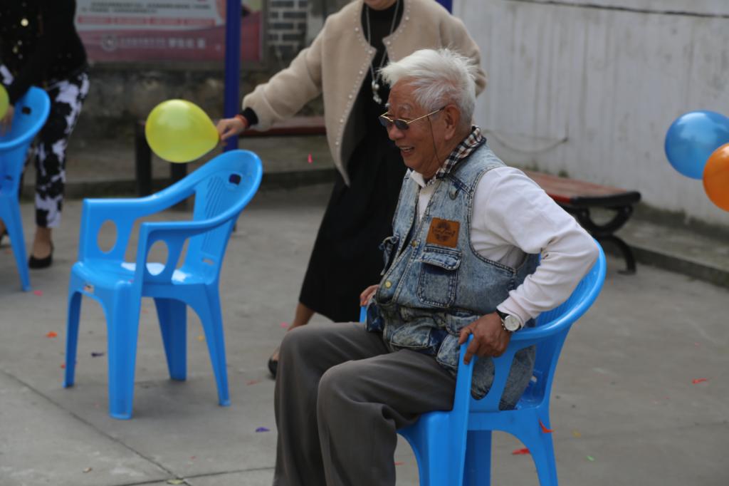 陕西艺术职业学院离退休教职工参加“坐气球”趣味运动会项目