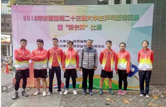 带队教练胡炜老师和参赛队员赛后合影