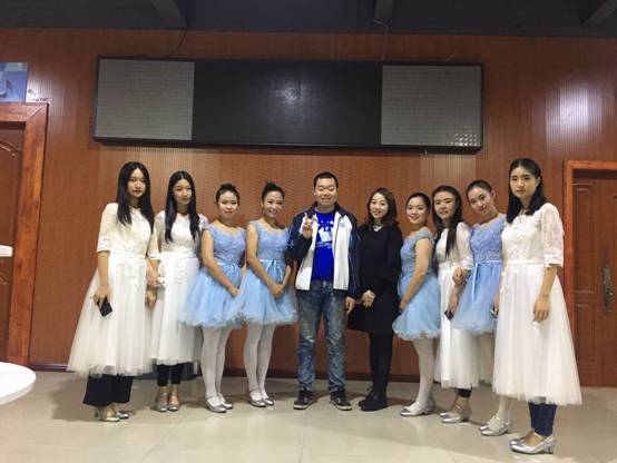 学管系师生与自闭症儿童合影