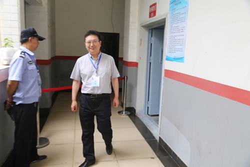 学院党委委员、副院长任玉银巡视各个考场