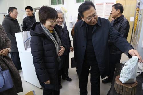 参观学院工艺美术品设计实训基地