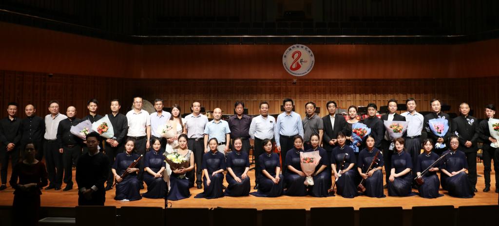 观看演出领导与演员合影