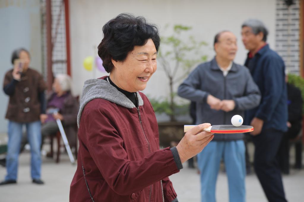 我院离退休教职工参加“端乒乓球竞走”趣味运动会项目